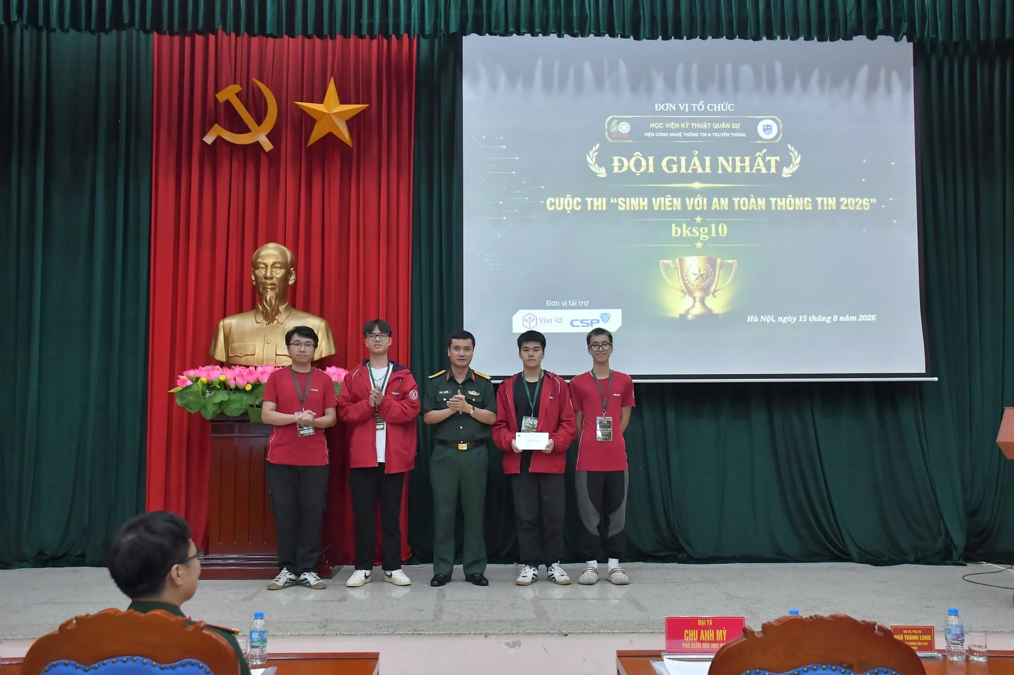Đại diện Học viện Kỹ thuật Quân sự trao giải Nhất cuộc thi Sinh viên với An toàn thông tin 2026 cho đội bksg10